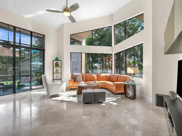 1020 Creekford Dr, Weston FL 33326