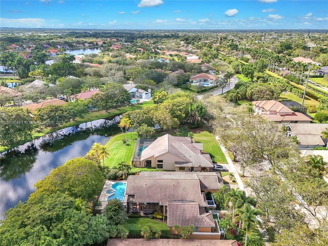 1020 Creekford Dr, Weston FL 33326