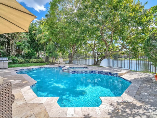 1020 Creekford Dr, Weston FL 33326