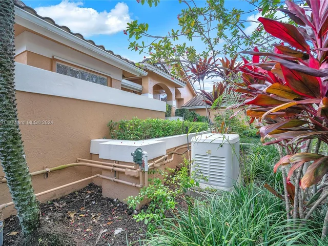 1020 Creekford Dr, Weston FL 33326