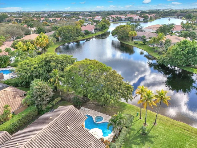 1020 Creekford Dr, Weston FL 33326
