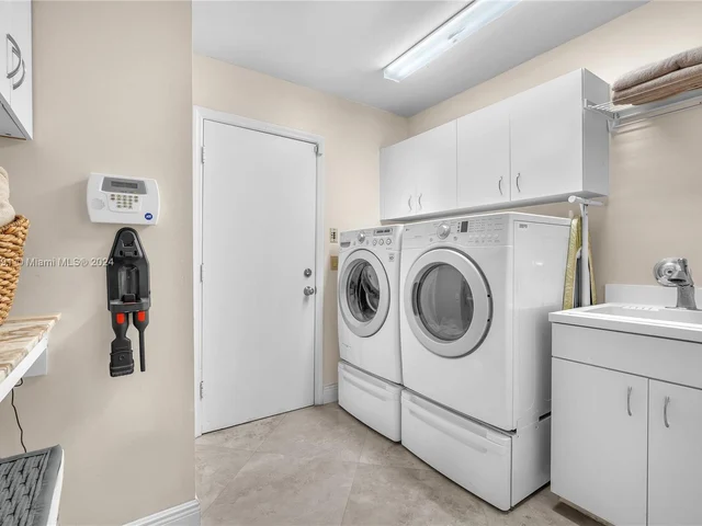 1020 Creekford Dr, Weston FL 33326