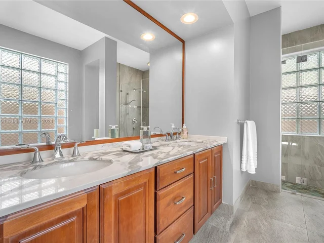 1020 Creekford Dr, Weston FL 33326