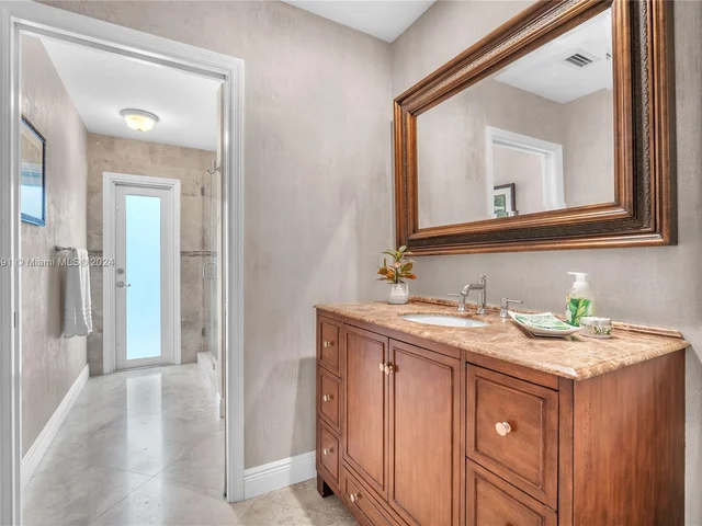 1020 Creekford Dr, Weston FL 33326