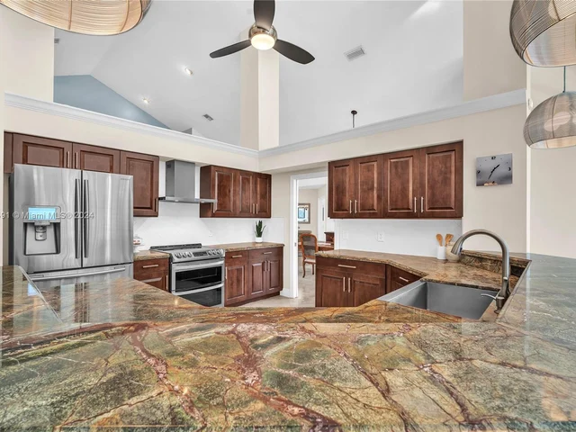 1020 Creekford Dr, Weston FL 33326