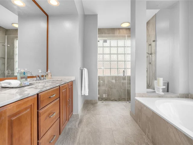 1020 Creekford Dr, Weston FL 33326