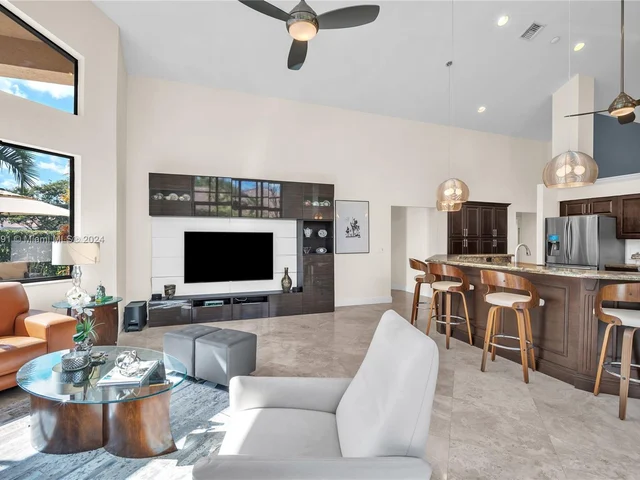 1020 Creekford Dr, Weston FL 33326