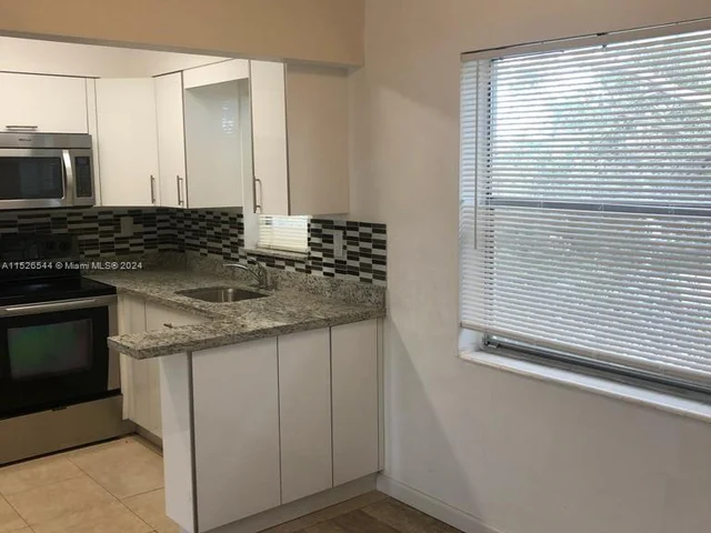 2415 Lincoln St # 305, Hollywood FL 33020