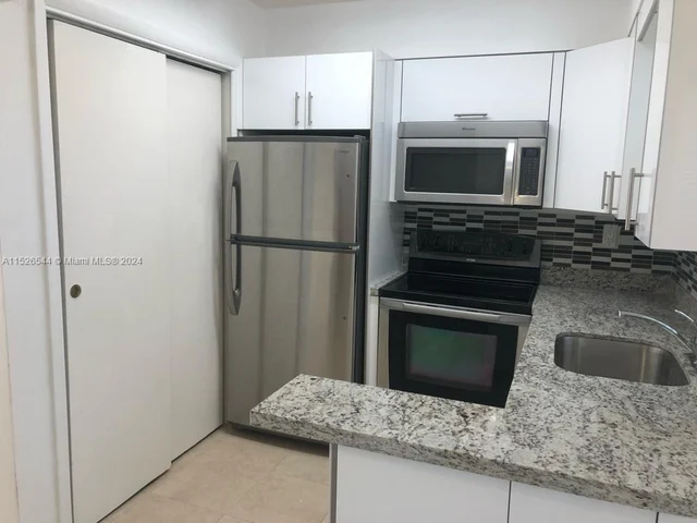 2415 Lincoln St # 305, Hollywood FL 33020