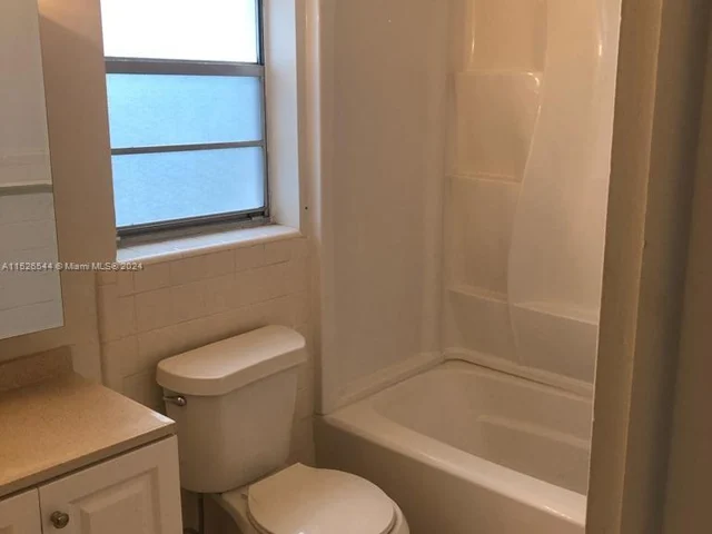 2415 Lincoln St # 305, Hollywood FL 33020