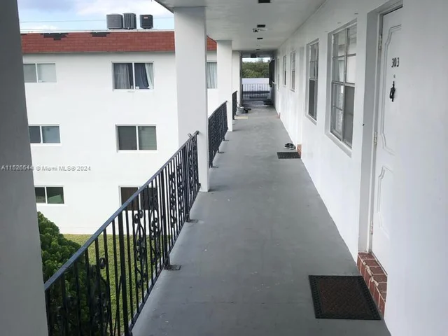 2415 Lincoln St # 305, Hollywood FL 33020