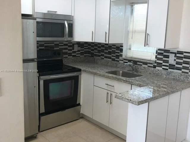 2415 Lincoln St # 305, Hollywood FL 33020