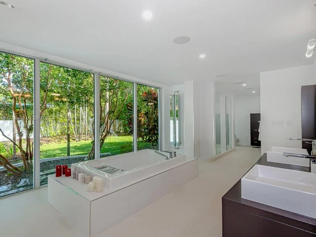 5001 SW 76th St, Miami FL 33143