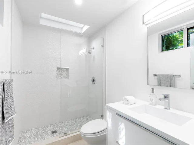 5001 SW 76th St, Miami FL 33143