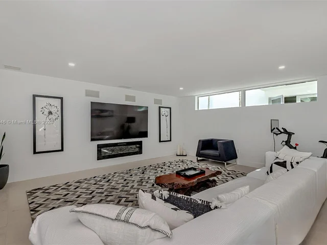 5001 SW 76th St, Miami FL 33143