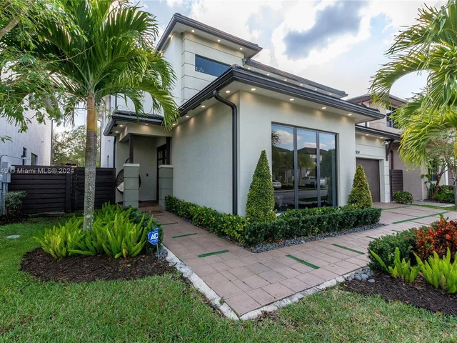 8814 NW 154th Ter, Miami Lakes FL 33018