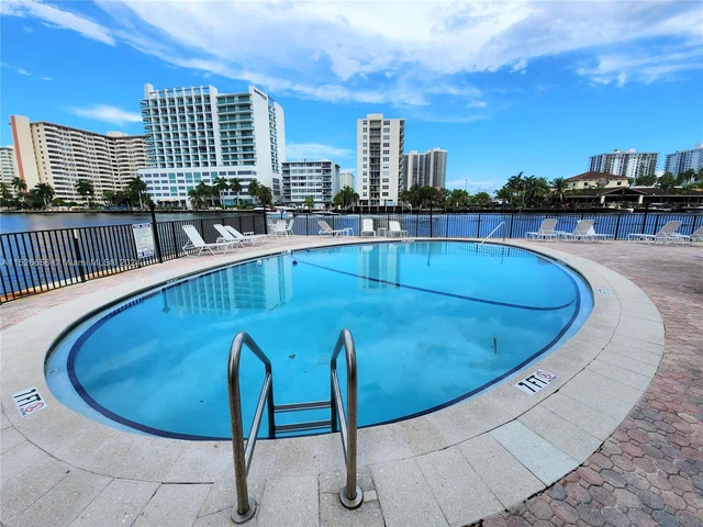 2881 NE 32nd St # 318, Fort Lauderdale FL 33306