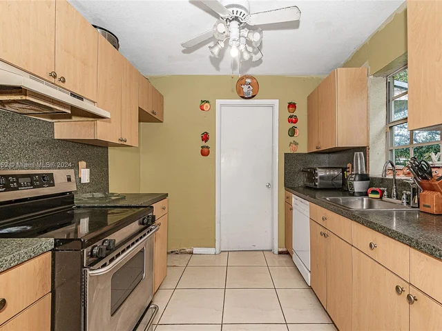 4240 NW 198th St, Miami Gardens FL 33055