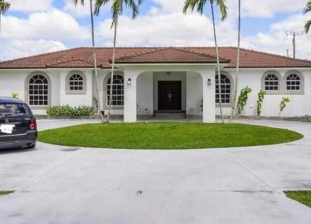 10305 SW 70th St, Miami FL 33173