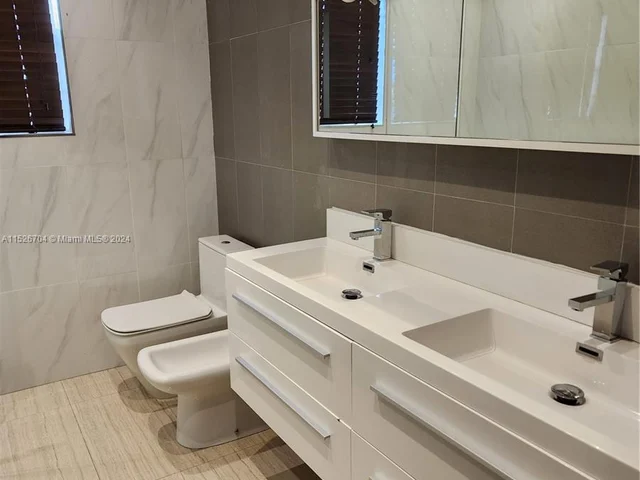 10305 SW 70th St, Miami FL 33173