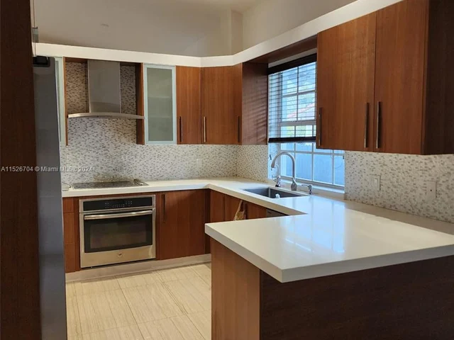 10305 SW 70th St, Miami FL 33173