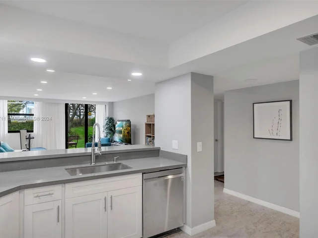 2900 NE 14th St Cswy # 102, Pompano Beach FL 33062