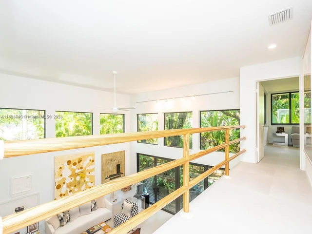 4007 Kumquat Ave, Miami FL 33133