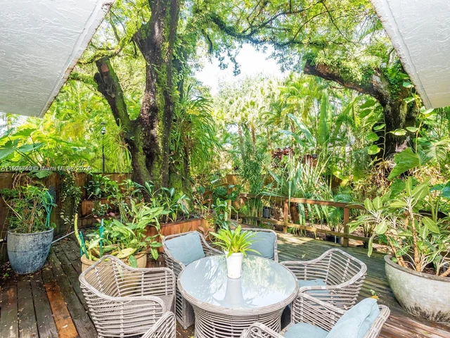 4007 Kumquat Ave, Miami FL 33133