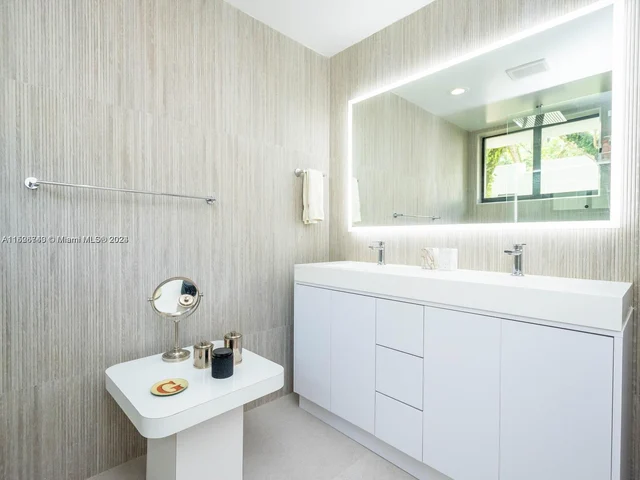 4007 Kumquat Ave, Miami FL 33133