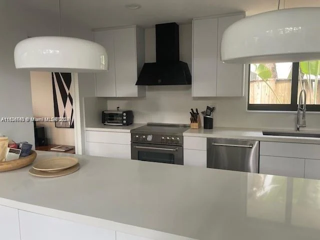 4007 Kumquat Ave, Miami FL 33133