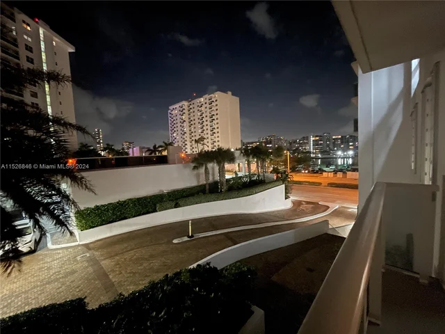 2751 S Ocean Dr # 307N, Hollywood FL 33019