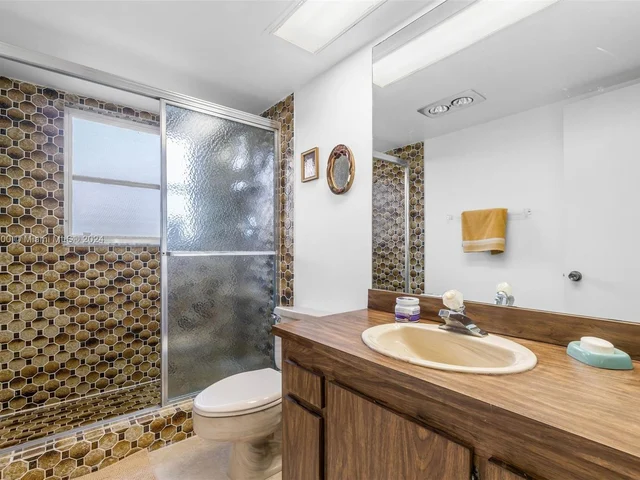 3800 Oaks Clubhouse Dr # 307, Pompano Beach FL 33069