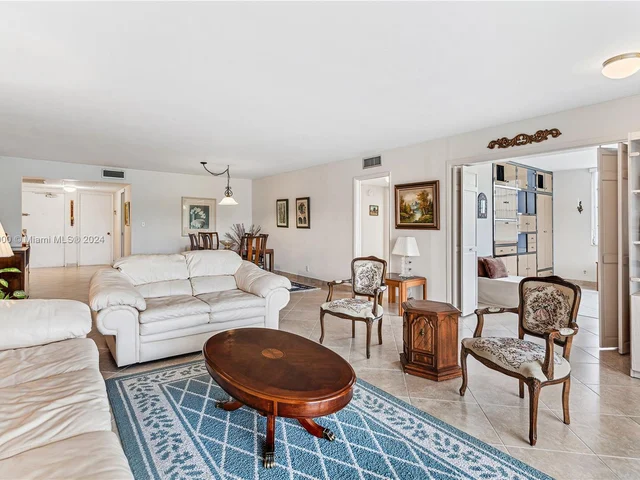 3800 Oaks Clubhouse Dr # 307, Pompano Beach FL 33069