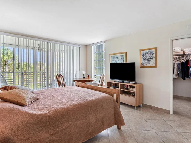 3800 Oaks Clubhouse Dr # 307, Pompano Beach FL 33069