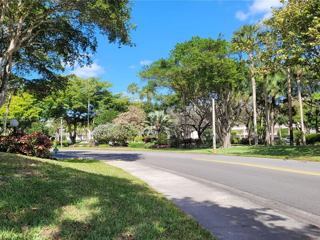 3800 Oaks Clubhouse Dr # 307, Pompano Beach FL 33069