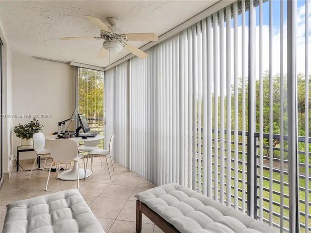 3800 Oaks Clubhouse Dr # 307, Pompano Beach FL 33069