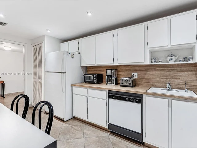 3800 Oaks Clubhouse Dr # 307, Pompano Beach FL 33069