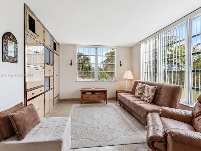 3800 Oaks Clubhouse Dr # 307, Pompano Beach FL 33069