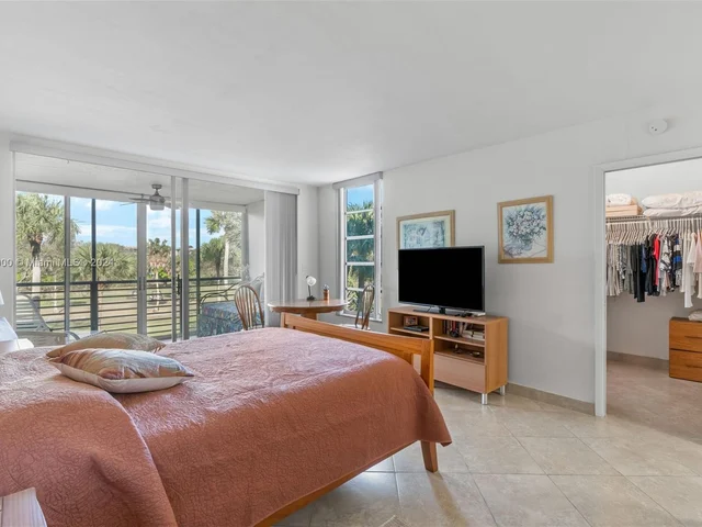 3800 Oaks Clubhouse Dr # 307, Pompano Beach FL 33069