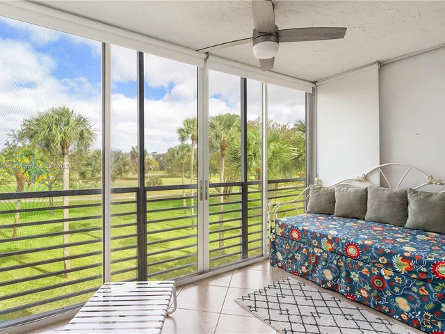 3800 Oaks Clubhouse Dr # 307, Pompano Beach FL 33069