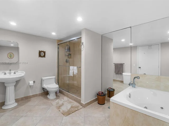 3800 Oaks Clubhouse Dr # 307, Pompano Beach FL 33069