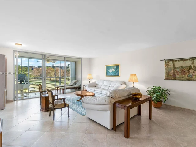 3800 Oaks Clubhouse Dr # 307, Pompano Beach FL 33069