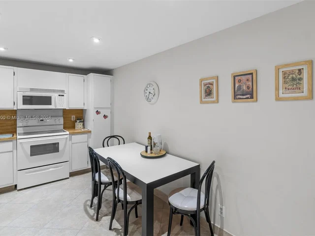 3800 Oaks Clubhouse Dr # 307, Pompano Beach FL 33069