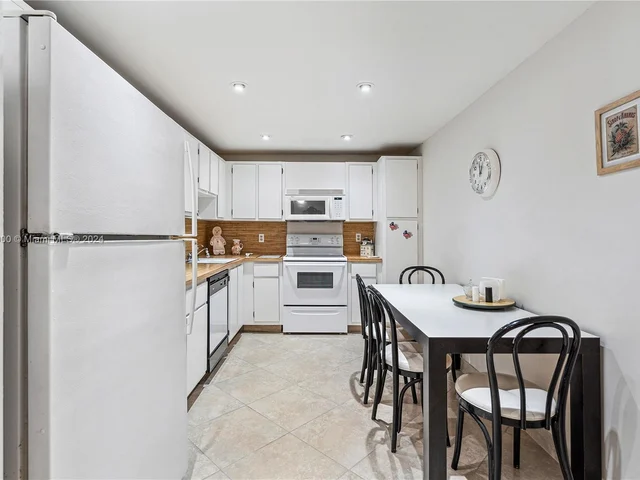 3800 Oaks Clubhouse Dr # 307, Pompano Beach FL 33069