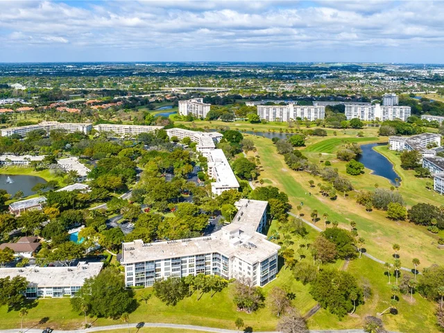 3800 Oaks Clubhouse Dr # 307, Pompano Beach FL 33069