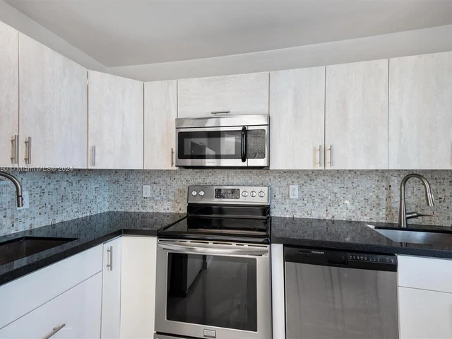 4101 Pine Tree Dr # 615, Miami Beach FL 33140