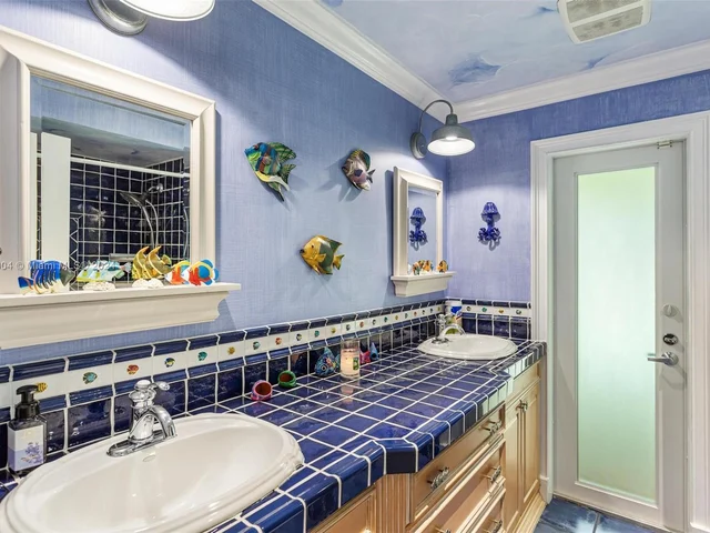 7435 SW 164th St, Palmetto Bay FL 33157