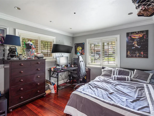 7435 SW 164th St, Palmetto Bay FL 33157