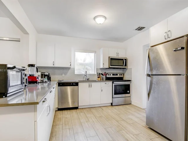 3360 SW 29th St, Miami FL 33133