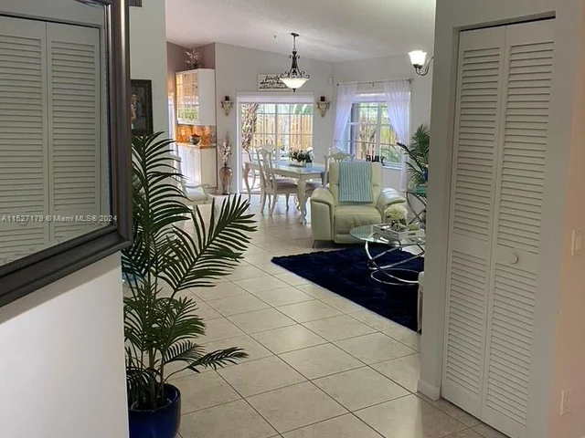 9801 NW 5th Ct, Plantation FL 33324